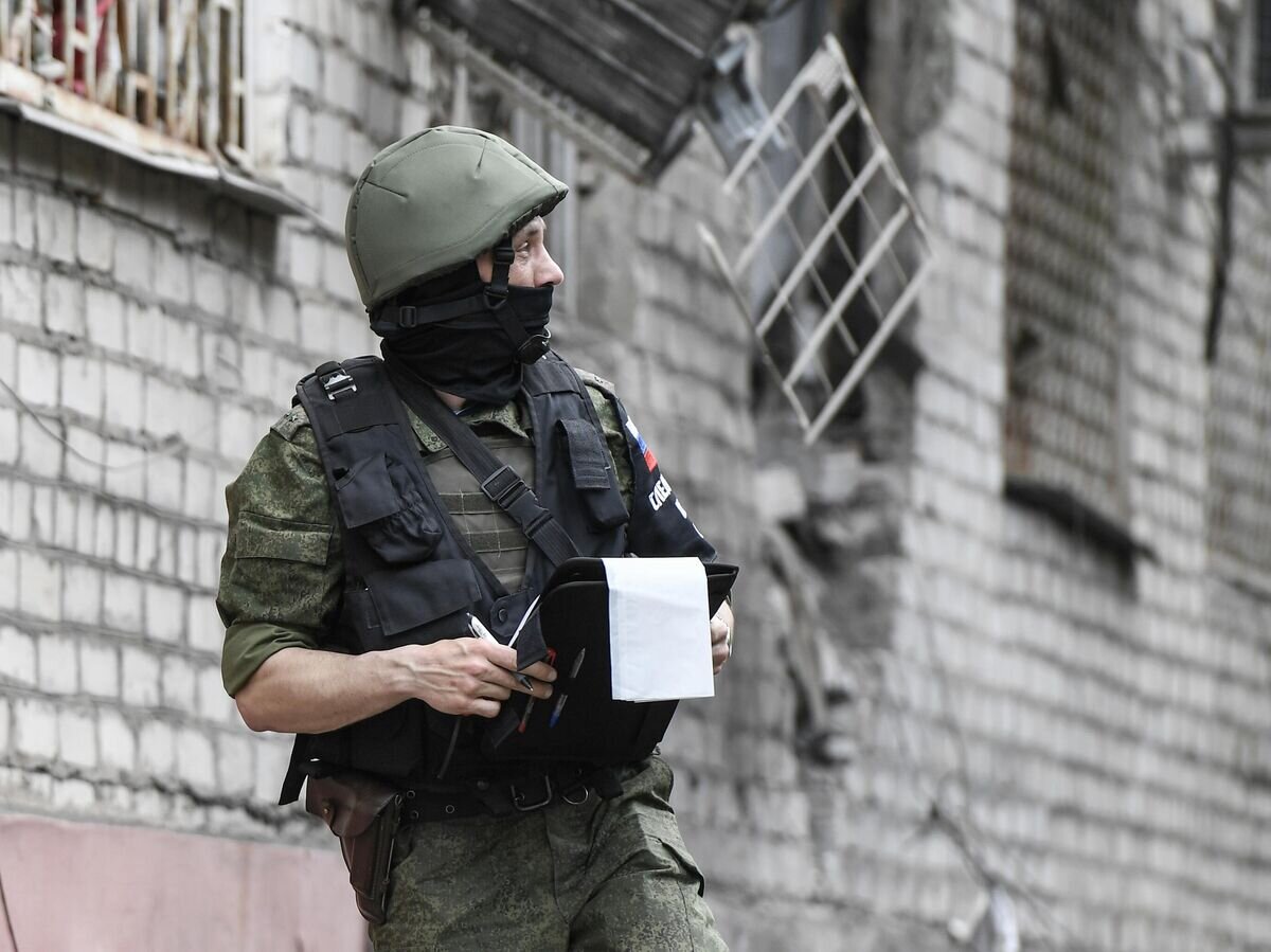    Сотрудник Следственного комитета России проводит следственные действия после обстрела ВСУ© РИА Новости / Константин Михальчевский