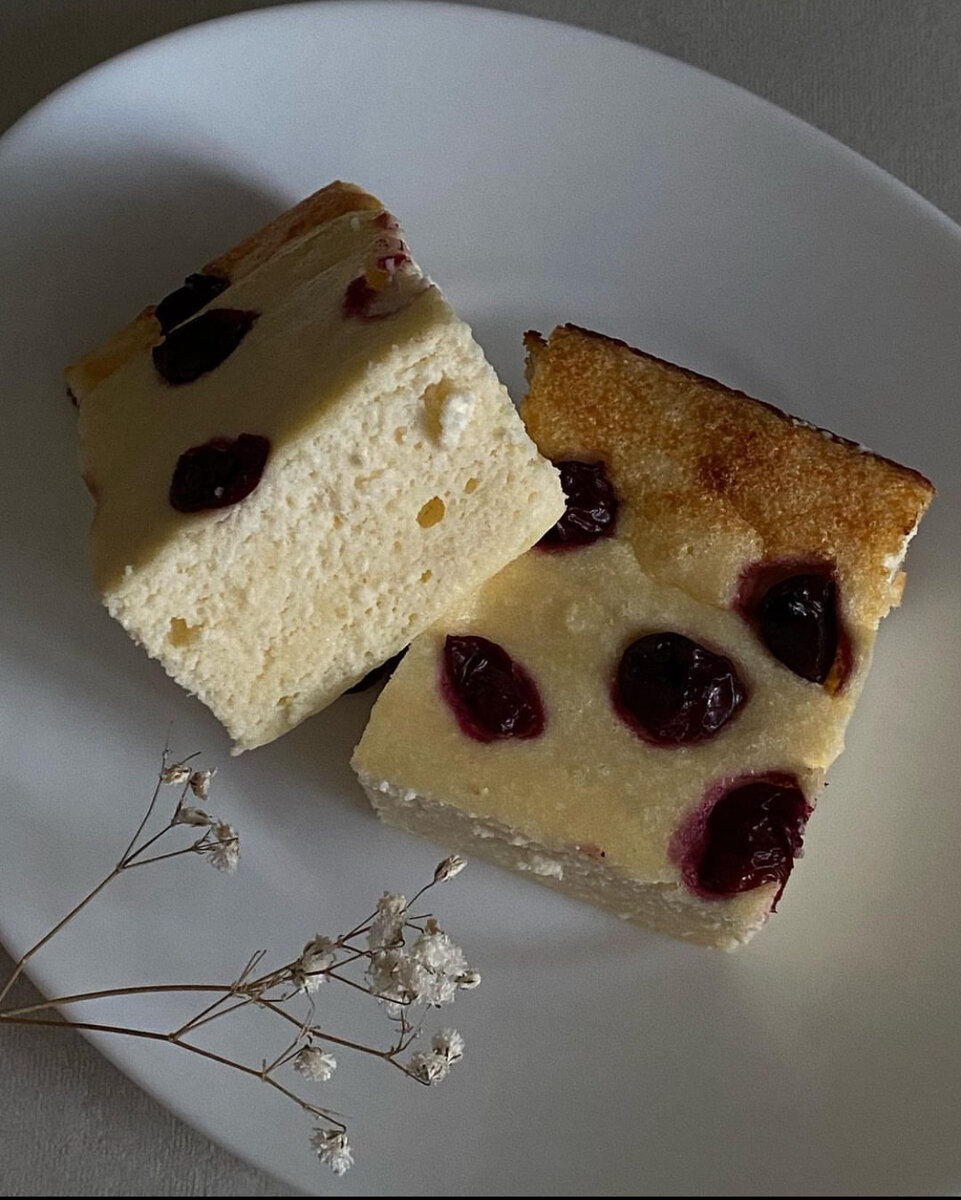 4 яйца
450 гр творога
4 ст ложки сметаны
50 гр сахара (любите слаще, можно больше)
60 гр муки (я взяла рисовую)
Соль
Ванилин
Изюм или ягоды.

Белки комнатной температуры взбить с щепоткой соли до плотного облака.
Пока белки взбиваются творог, желтки, сметану, ванилин  объединить и пробить блендером. Добавить муку, перемешать.
К полученной массе переложить белки и аккуратно лопаткой соединить (движениями снизу вверх)

Готово ☑️ 

Выкладываем в форму, смазанную сливочным маслом. Отправляем в духовку (180 гр) минут на 40-45.
Запеканка должна подняться и покрыться румяной корочкой ☺️

Приятного аппетита 😋
