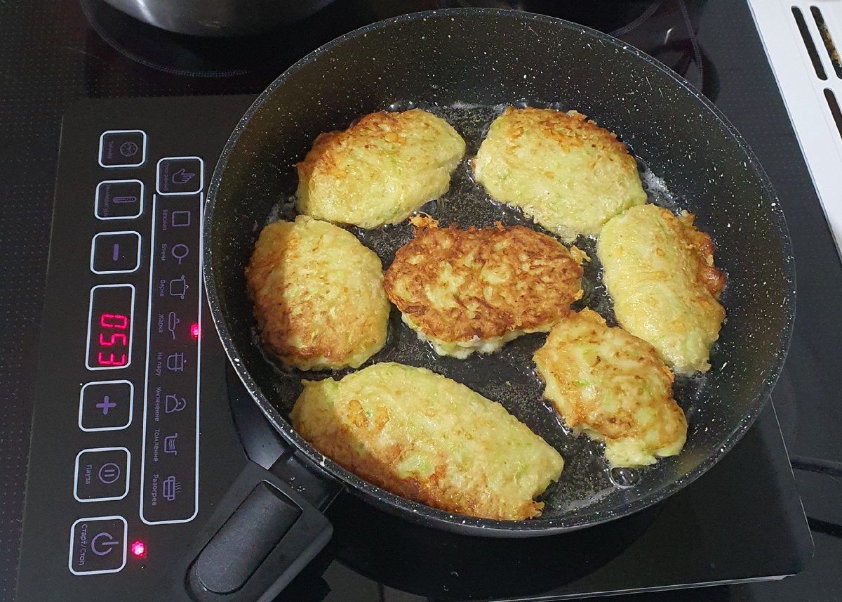 Кабачковые драники с сыром. Кабачки вкуснее мяса! Быстро и невероятно  вкусно! | ХитрЮлькины рецепты | Дзен