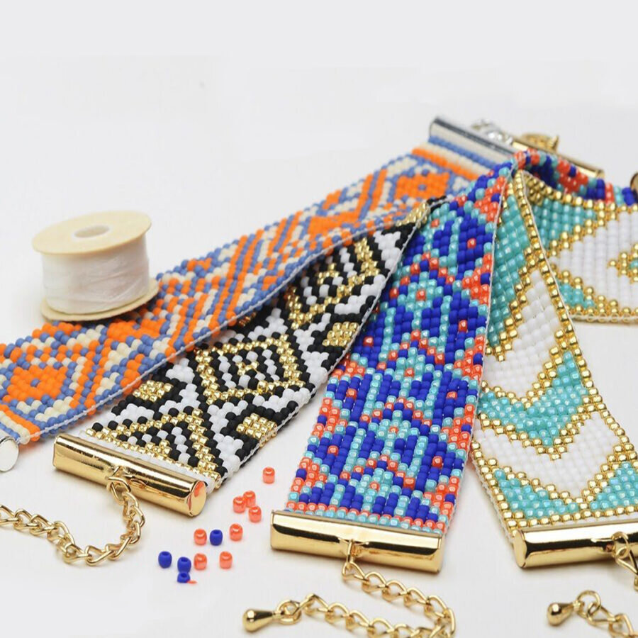    Широкий браслет из бисера   
Источник: Скриншот из видео