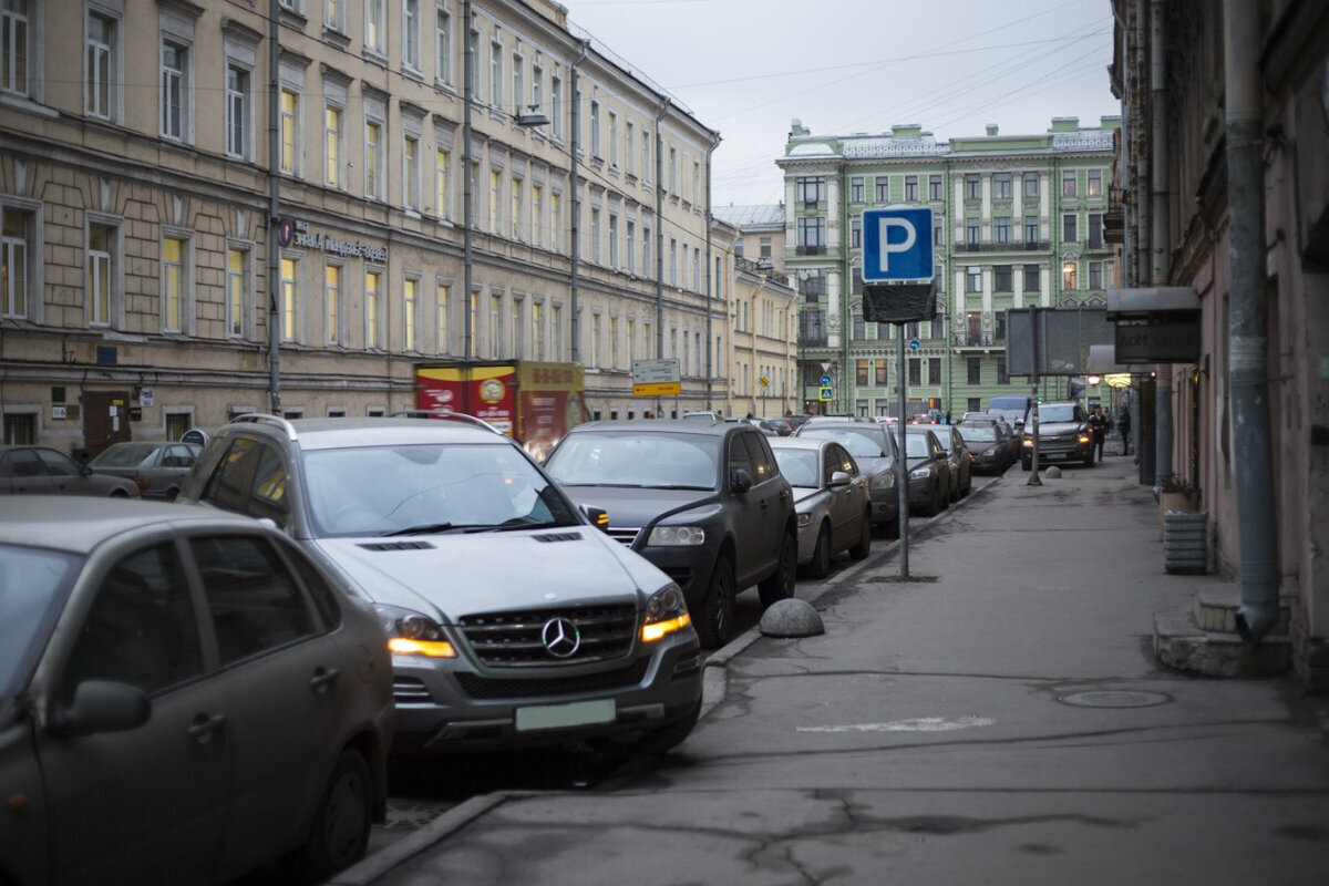 Кому-то лень нормально встать, и он создаёт пробку. Ну а чего? У него же Мерседес!
