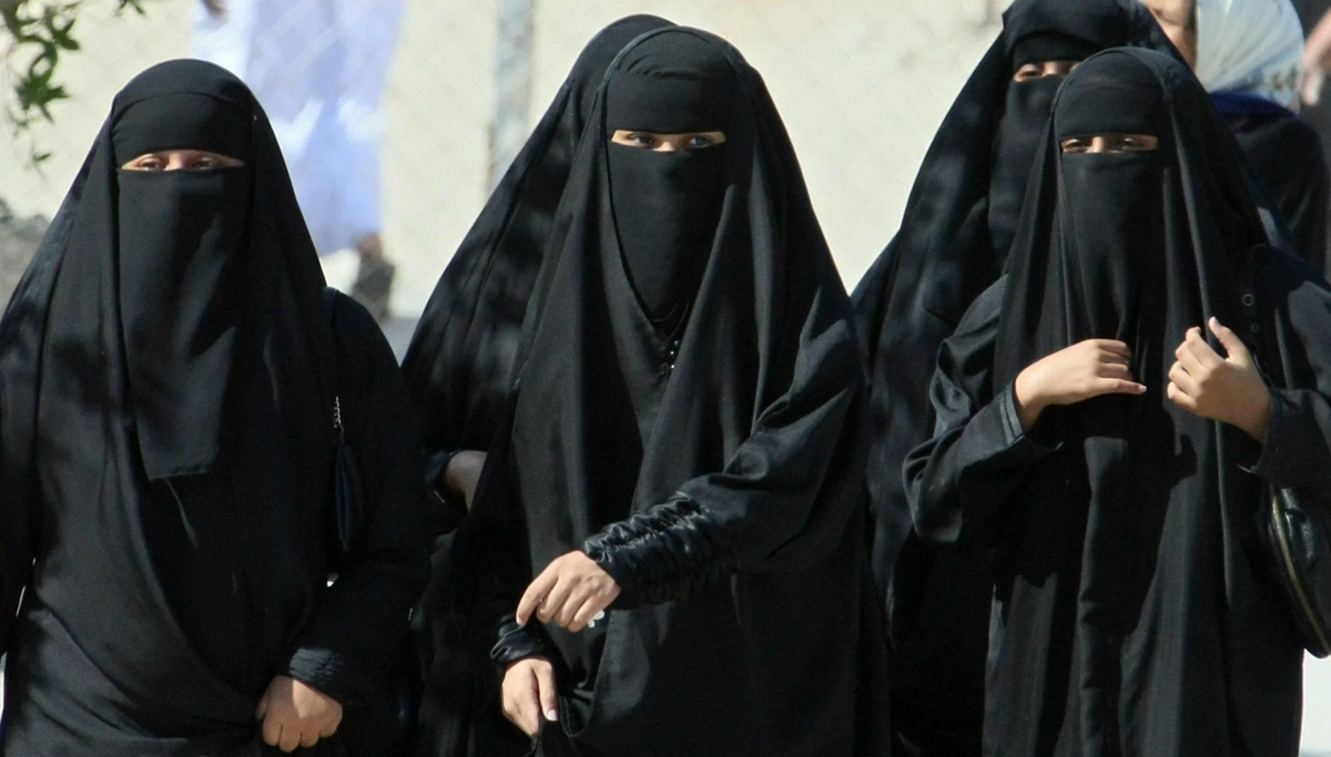 Женщины в ряде стран должны носить черную одежду в соответствии с религиозными и культурными нормами.
