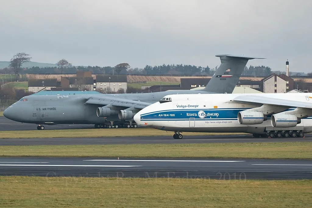 Ан-124 и C-5 на одном аэродроме