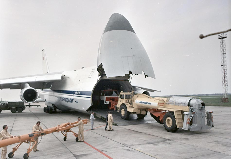 Загрузка автотехники в Ан-124 через носовую рампу. Для удобства погрузки самолет «присел»