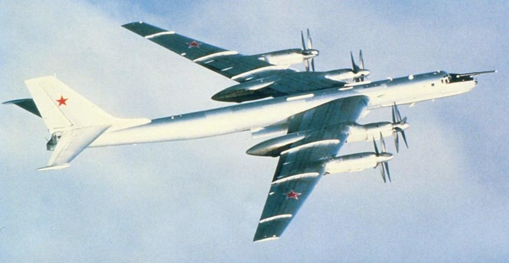 Ту-142 в полете