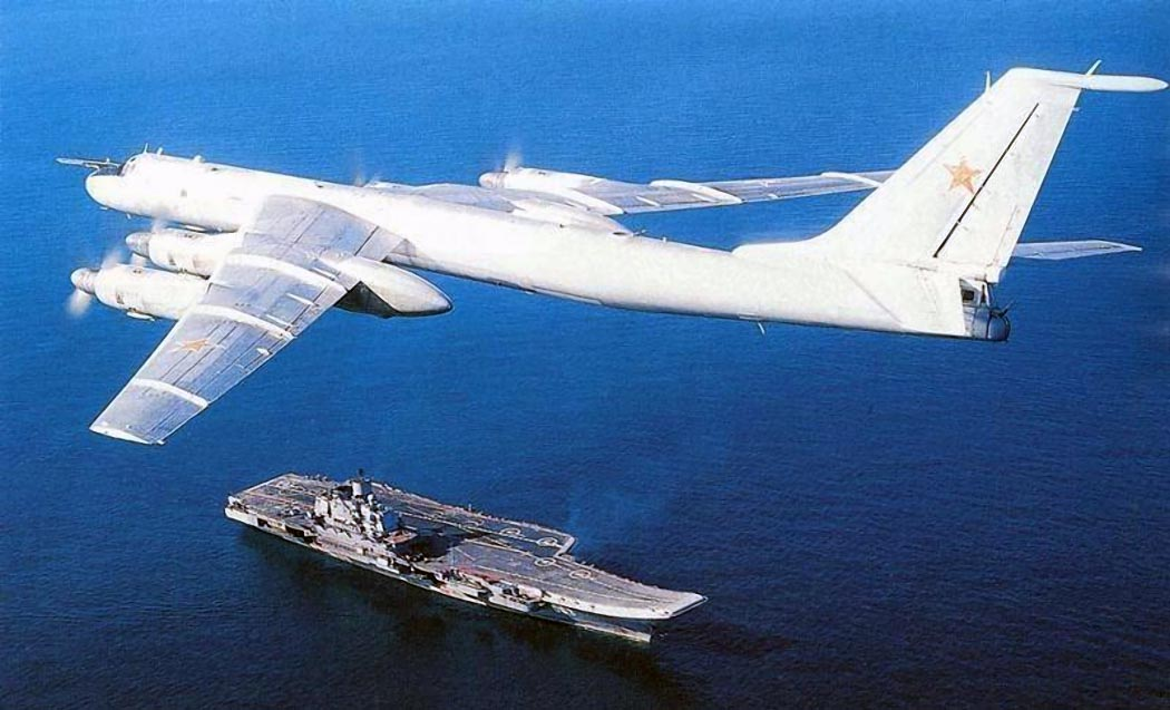 Ту-142 над ТАВКР «Адмирал Кузнецов». Источник фото: https://airwar.ru/enc/sea/tu142.html