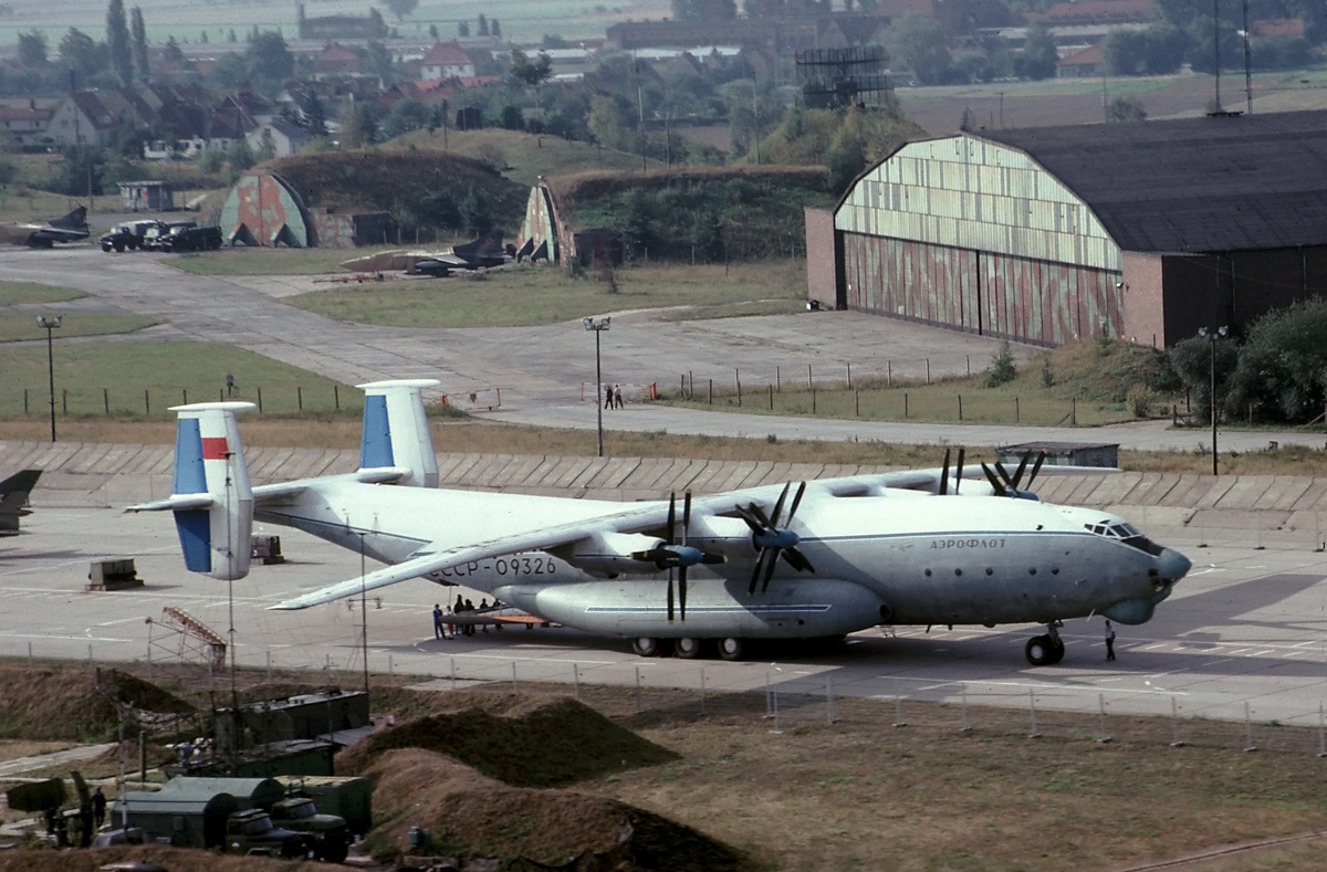 Ан-22 на аэродроме в немецком Гроссенхайне. Несмотря на еще советскую регистрацию, фото, скорее всего, сделано уже после распада СССР во время вывода ЗГВ