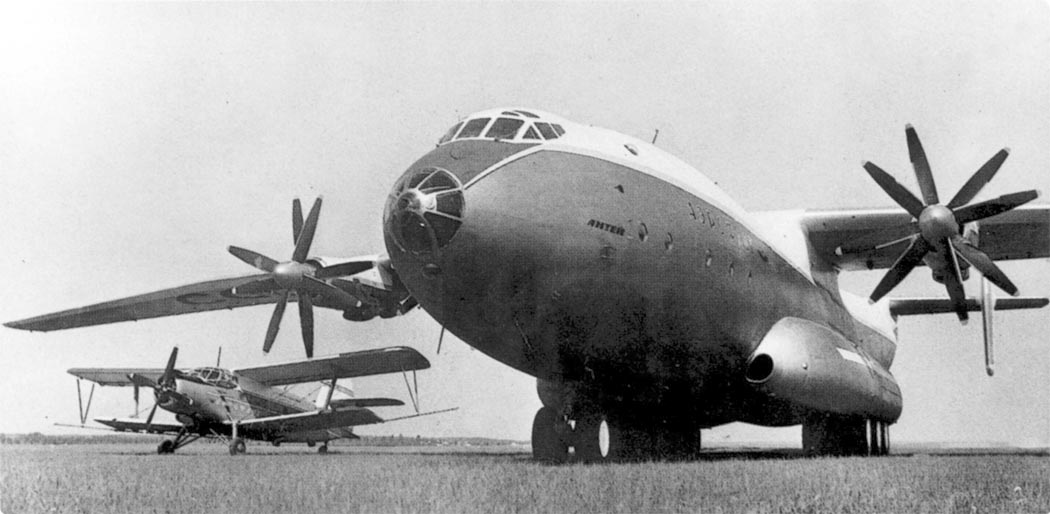 Первый опытный Ан-22 рядом с Ан-2. Источник фото: https://airwar.ru/enc/craft/an22.html