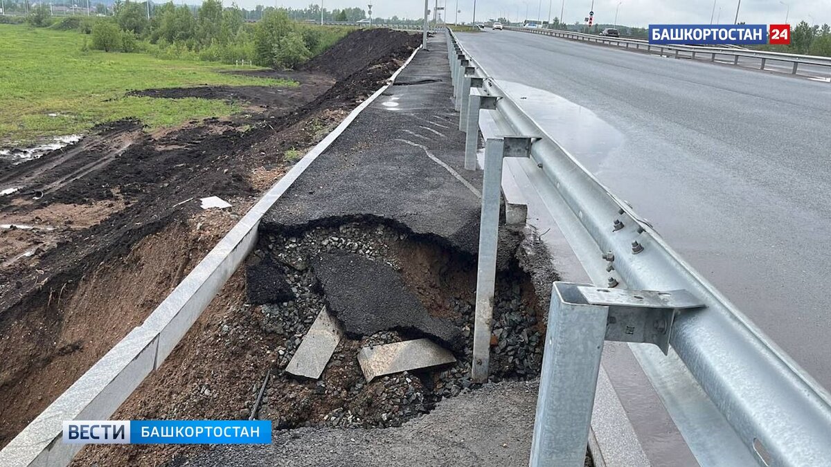    У Зининского путепровода в Уфе размыло дорогу