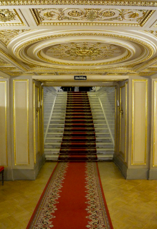Раздаётся первый звонок, и гости спускаются по мраморной белокаменной лестнице из Римского зала, которая ведёт в Домашний театр. Фотография с просторов интернета, цветокоррекция автора статьи. 