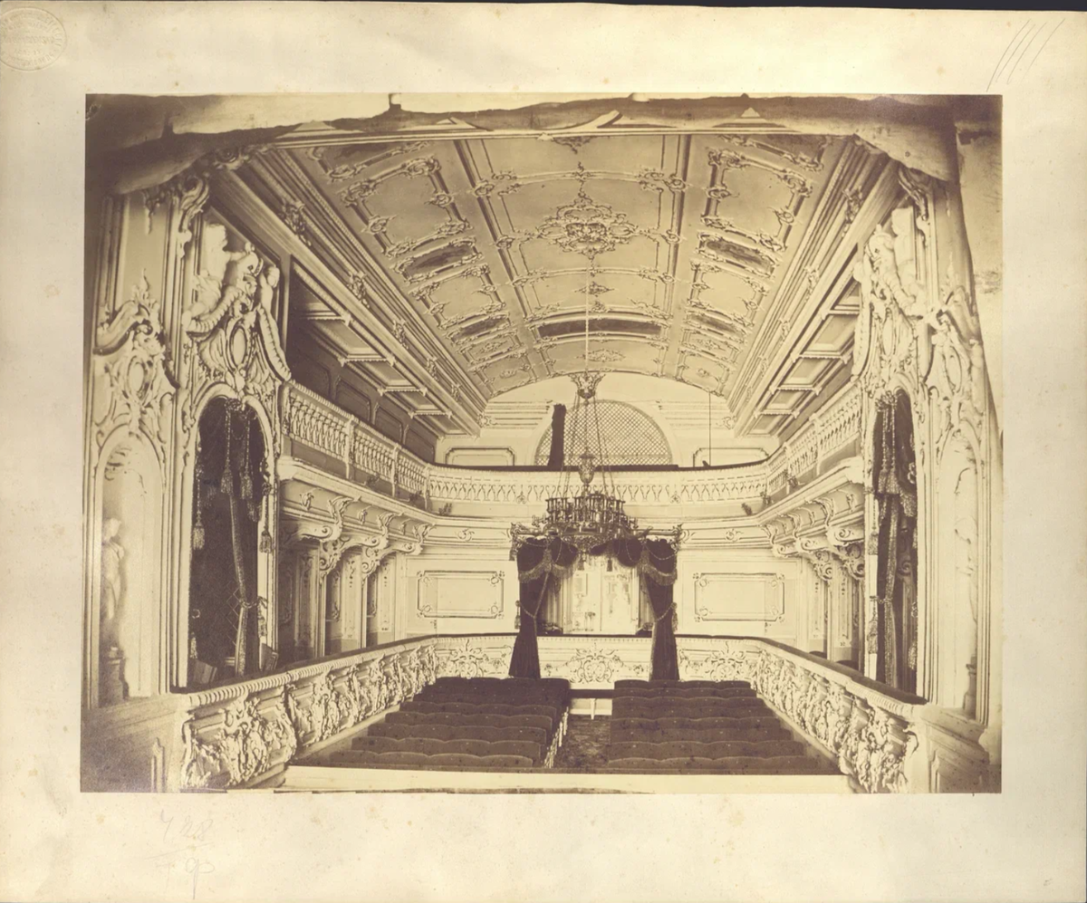 Театр созданный А. А. Михайловым существенно был перестроен в 1860 годах И. А. Монигетти. Появились ярусы и ложи. Зрительный зал театра во дворце на Мойке 1811–1893. Фотография Ивана (Джованни) Карловича Бианки. Период создания: 1860–1870 гг. Скриншот автора статьи.  