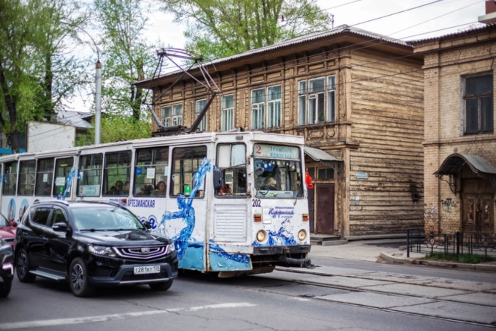 Рядом со стареньким трамваем - свежий кроссовер Geely. Город контрастов, о чём мы вам и говорили!