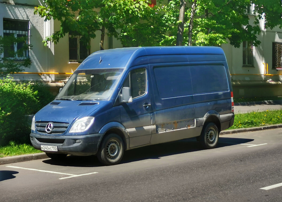 Фургон Мercedes Benz Sprinter 211СDI. Улица Расплетина.