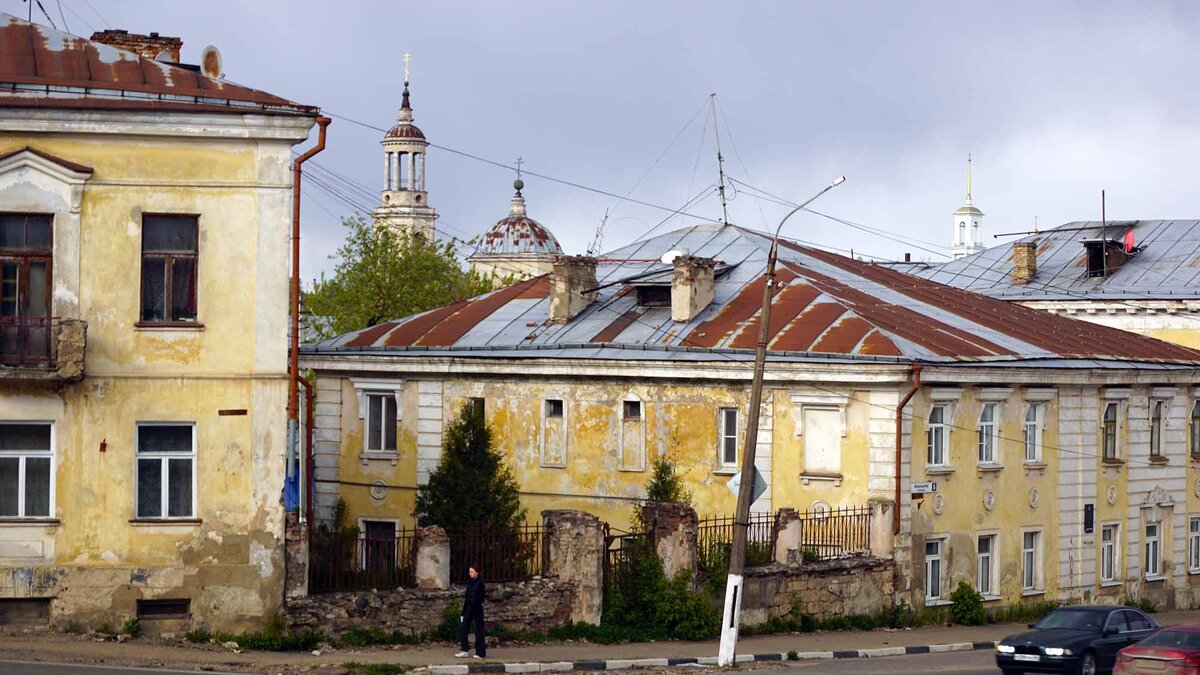 Так выглядит исторический центр Торжка. Удивительно, но за его пределами здания гораздо ухоженнее