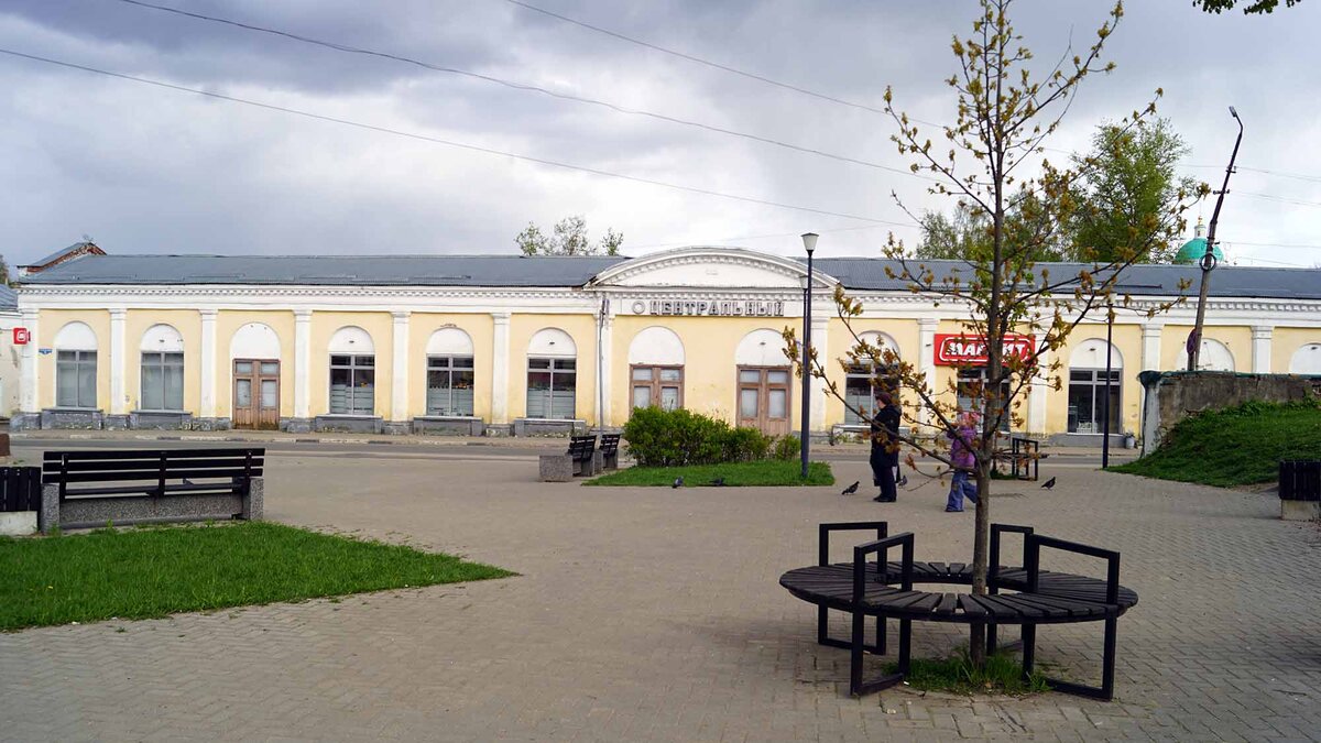 Сквер и торговые ряды на главной городской площади