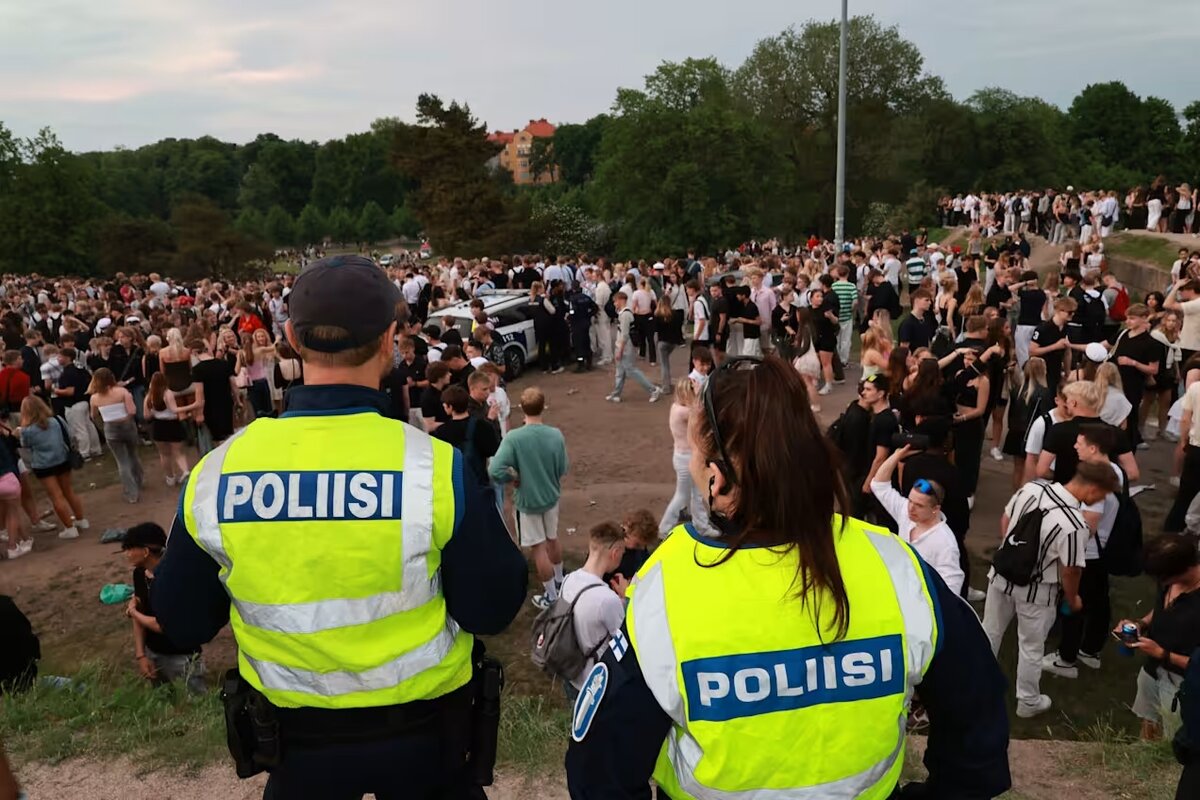 Финские полицейские борются с правонарушителями с помощью классической музыки