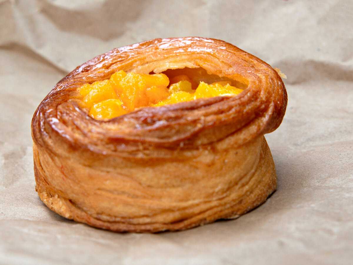 Это новинка - вензель с персиком, внутри еще заварной крем. Мне больше понравился другой - с брусникой, легкая кислинка брусники хорошо сочетается со сладким кремом.