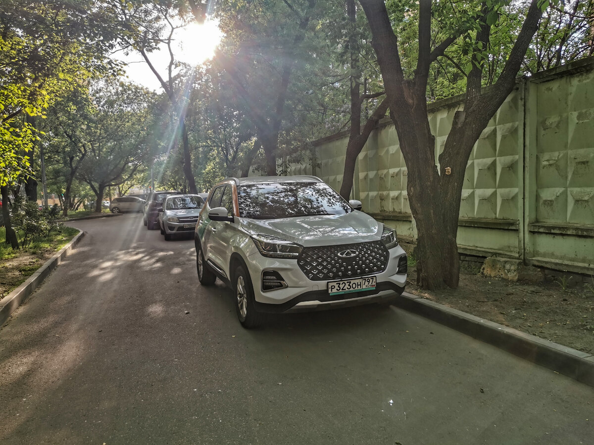 Каршеринговый автомобиль Chery Tiggo 4 Pro. Во дворах на улице Маршала Бирюзова.