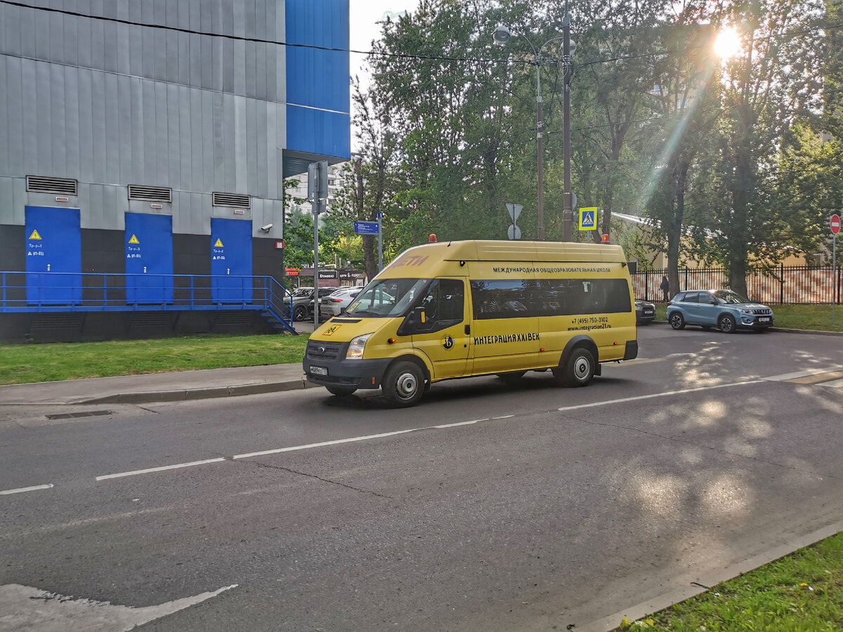 Школьный автобус Нижегородец-ТSТ41D на шасси Ford Transit. Улица Маршала Рыбалко.