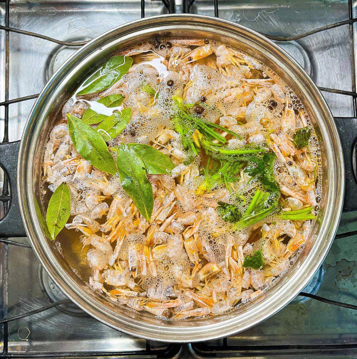 Хитин, перец горошком, лавр и стебли кинзы (ну не выкидывать же)