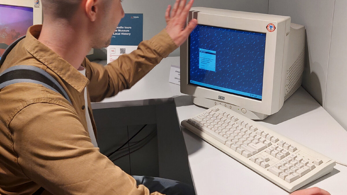 Старый компьютер на Windows 95 в музее