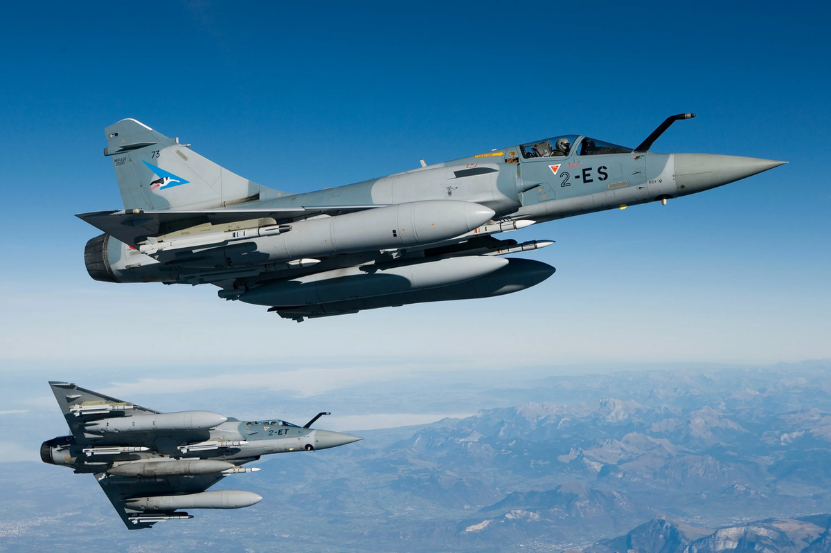 Dassault Mirage 2000 впервые взлетели в конце 70-х годов. Сейчас они достаточно сильно устарели и их главный козырь - способность нести высокоточные ракеты СКАЛП. Фото Air&Cosmos