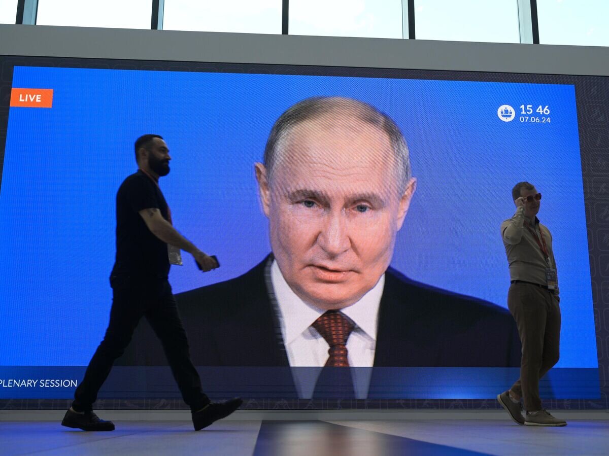    Трансляция выступления президента России Владимира Путина на пленарном заседании ПМЭФ-2024© РИА Новости / Алексей Никольский