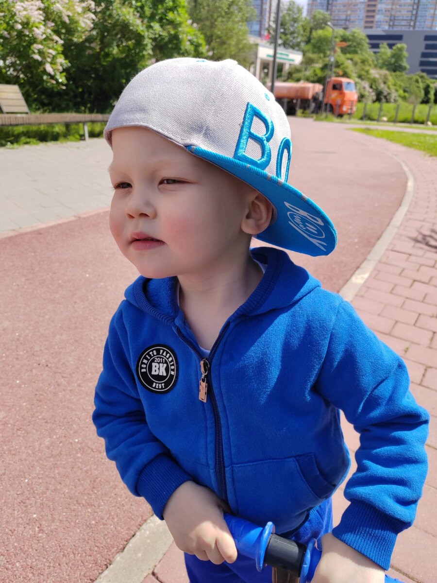 Петя на самокате