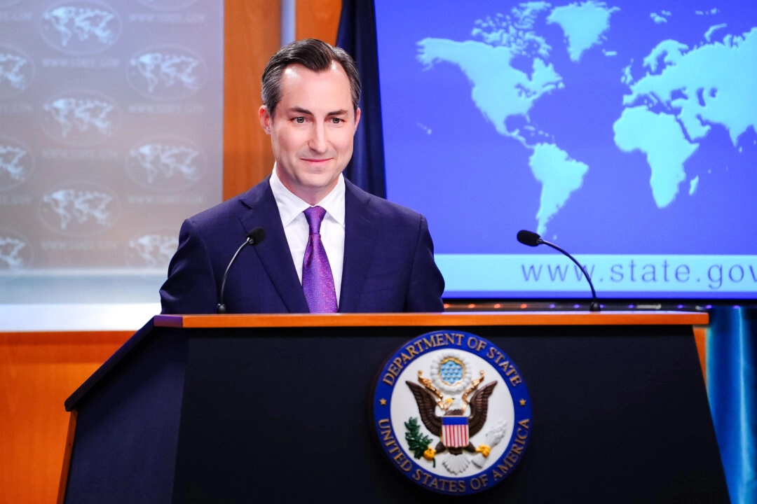 Официальный представитель Госдепартамента Мэтью Миллер выступает на брифинге для прессы в Госдепартаменте в Вашингтоне 24 июля 2023 года. (Мадалина Василиу/The Epoch Times)