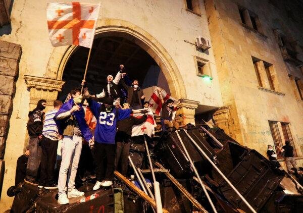 Протестующие баррикадируют вход в парламент во время митинга в знак протеста против законопроекта об «иностранных агентах» в Тбилиси, Грузия, 2 мая 2024 года. (Иракли Геденидзе/Reuters)