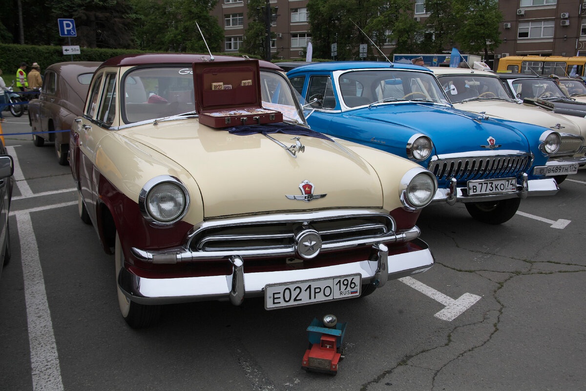 Ретро автомобиль в городе