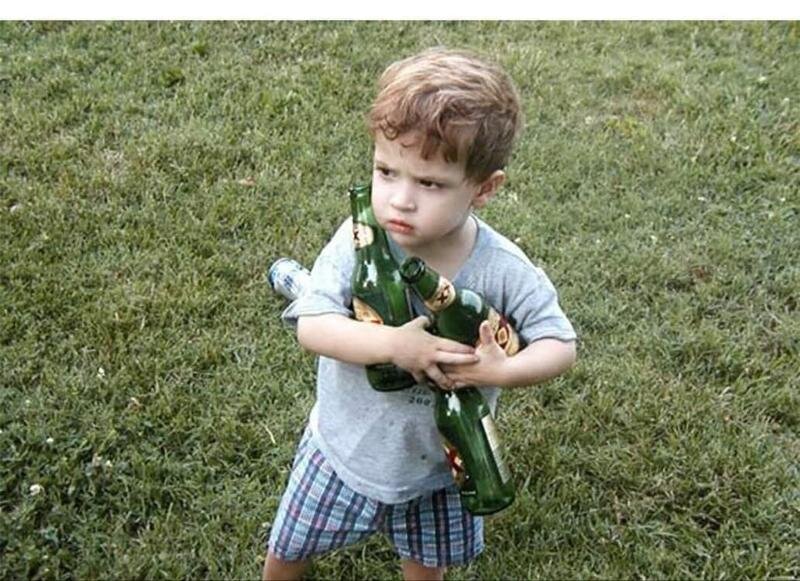 Просто мальчик с бутылками