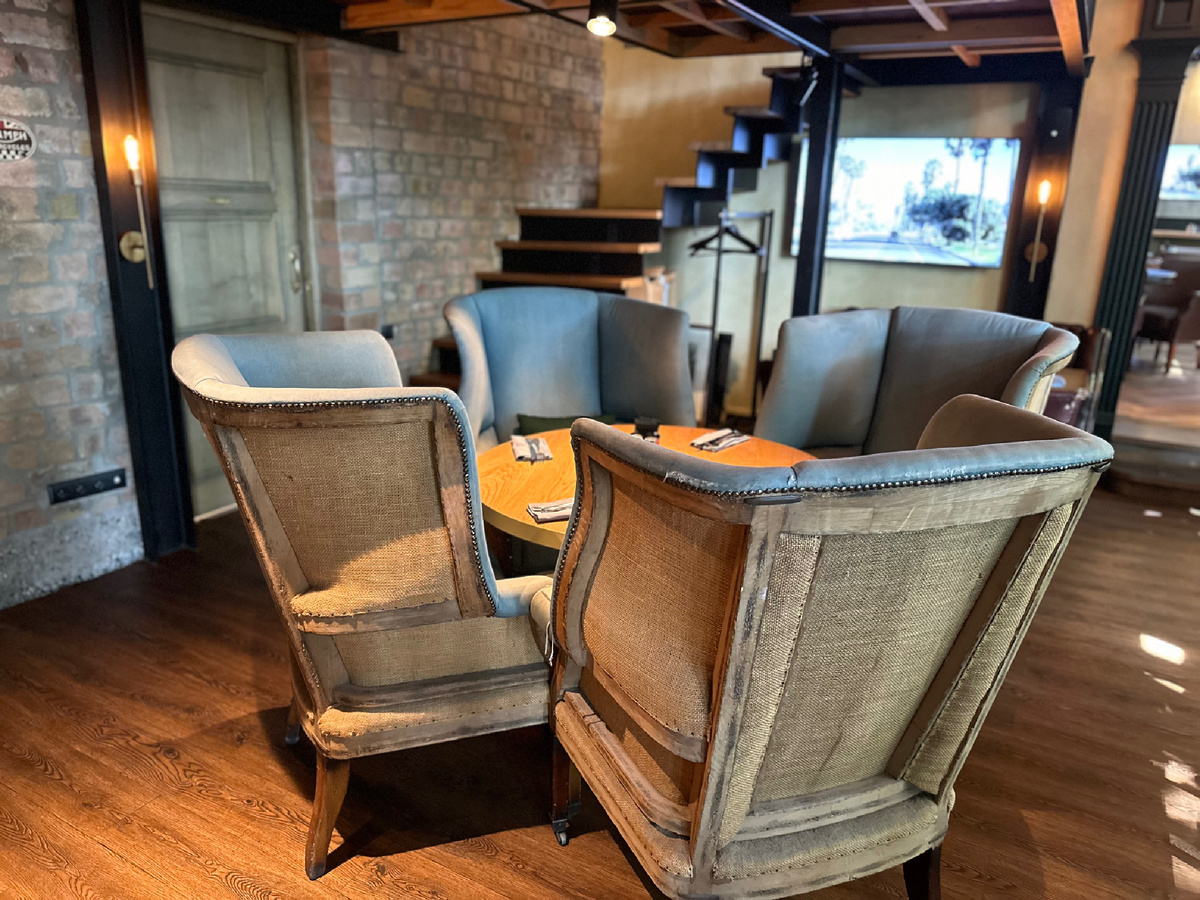 Столик рядом с барной стойкой