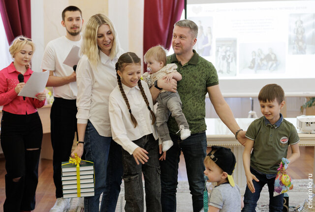    До 31 декабря многодетные семьи могут подать документы на госнаграды и выплаты к ним. Речь идет о медалях и орденах "Родительская слава" и звании "Мать-героиня".