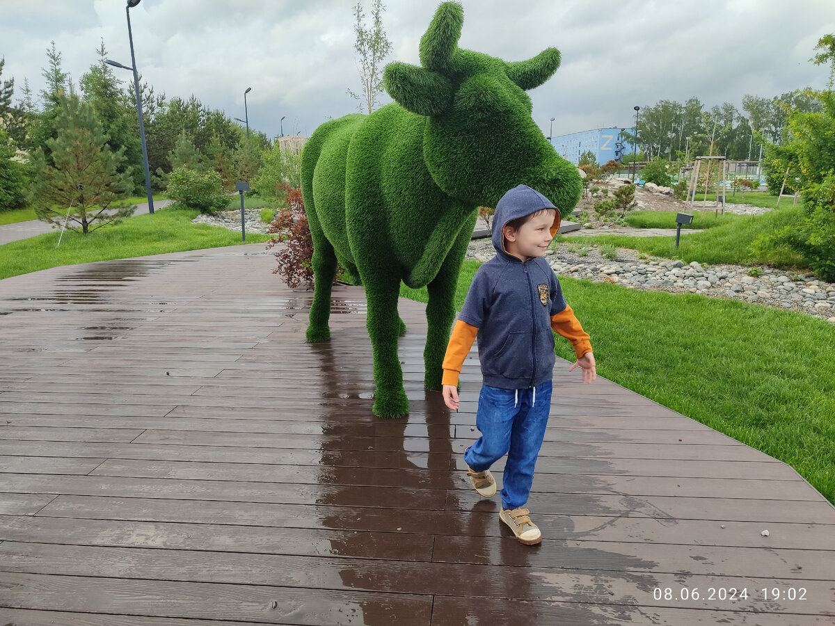 Когда заставил бояться старшего брата и идёшь такой крутой мимо коровы