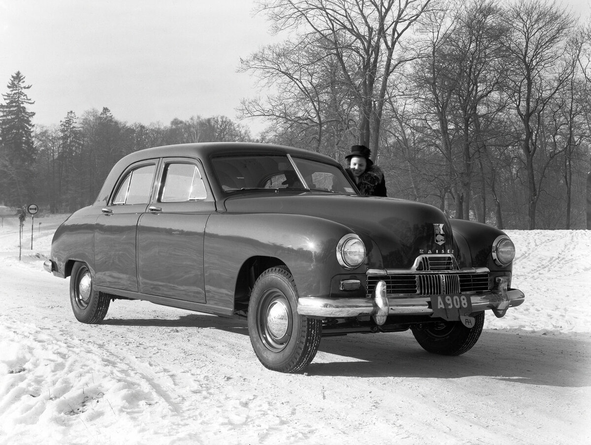 Кузов образца 1946-1950 годов. Уныло-прагматичный дизайн за авторством Ховарда Д. Даррина был основан на собирательном образе того, какими послевоенные автомобили видели в годы войны. Он выглядел передовым на момент появления, но быстро устарел. 