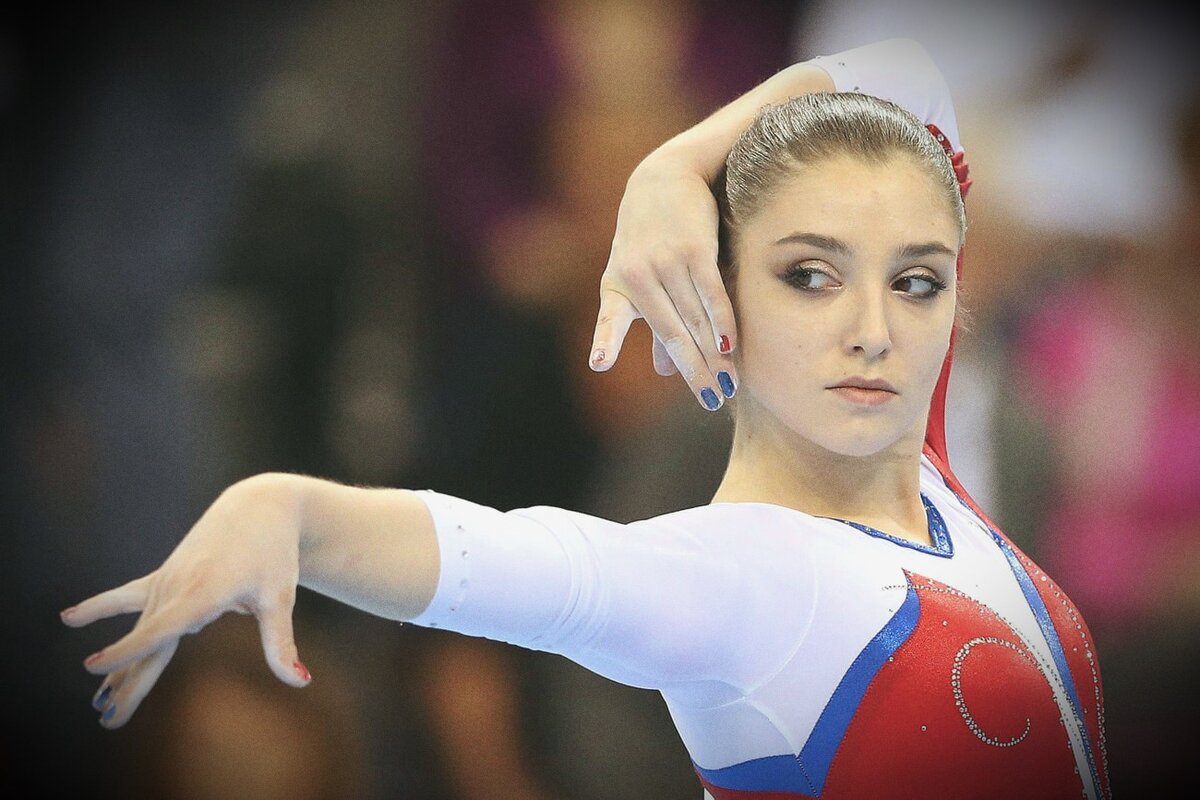 Алия Фархатовна Мустафина – российская гимнастка, двухкратная чемпионка Олимпийских Игр и просто одна из лучших российских спортсменок прошлого десятилетия.