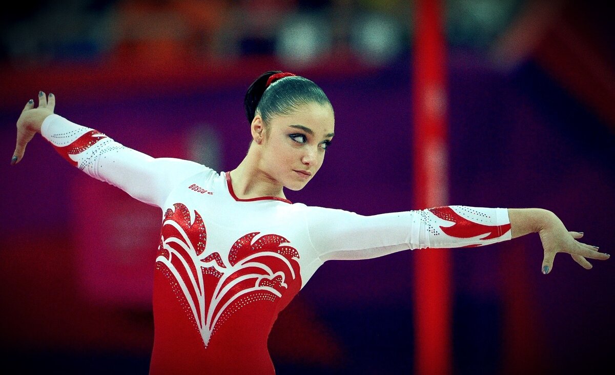 Алия Фархатовна Мустафина – российская гимнастка, двухкратная чемпионка Олимпийских Игр и просто одна из лучших российских спортсменок прошлого десятилетия.-2
