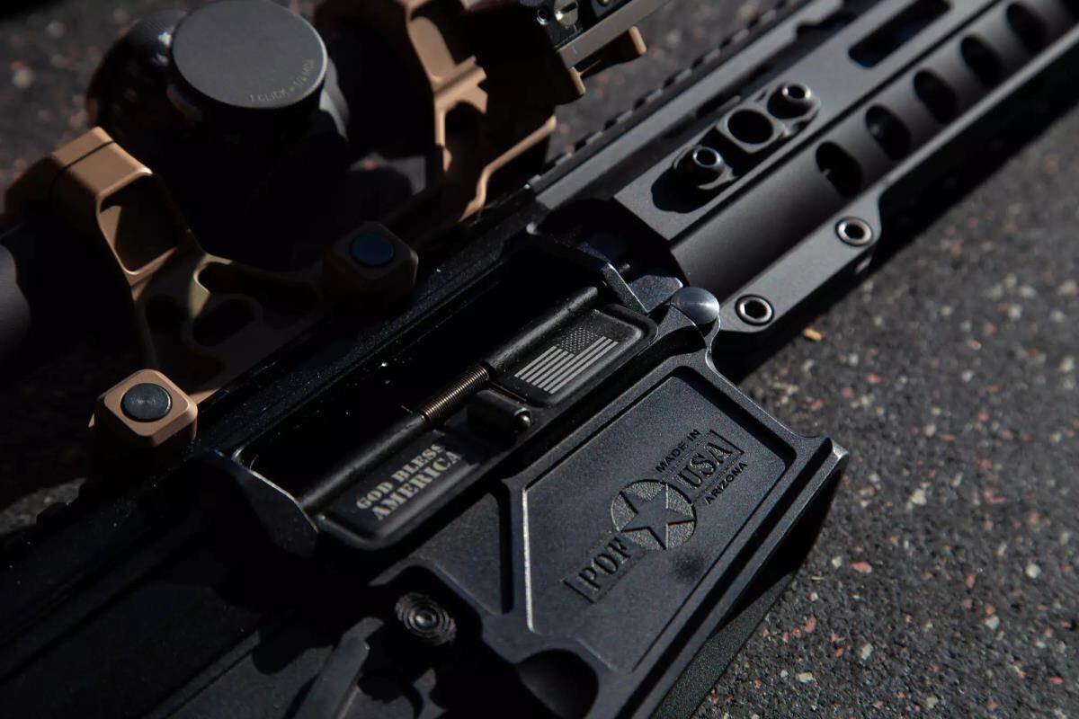 Завод Patriot Ordnance Factory, производитель спортивного огнестрельного оружия, назван в честь американской национальной принадлежности и патриотической направленности.