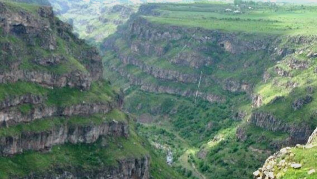 фото горное  ущелье