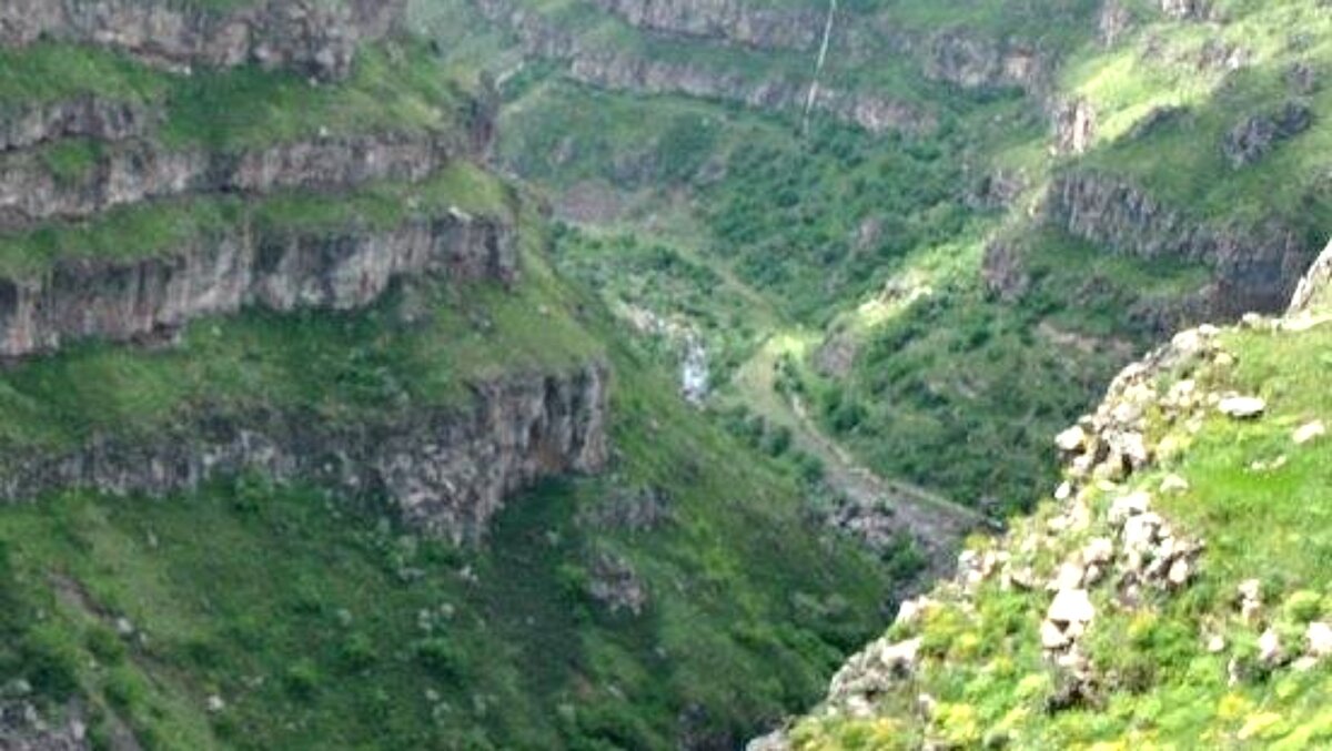Дорогие мои подписчики и гости канала! Невозможно словами передать очарование суровой  природы и красоты Армении.-1-2