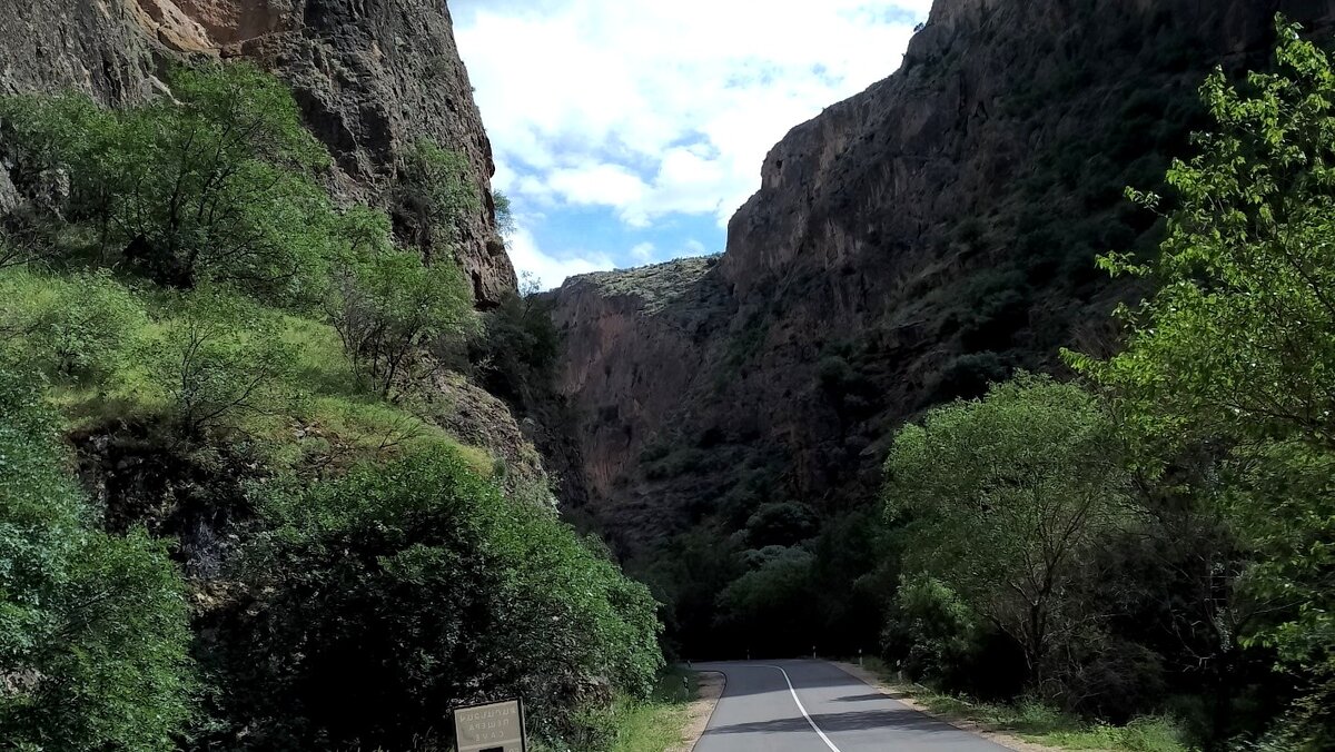 фото дорога к монастырю Нораванк