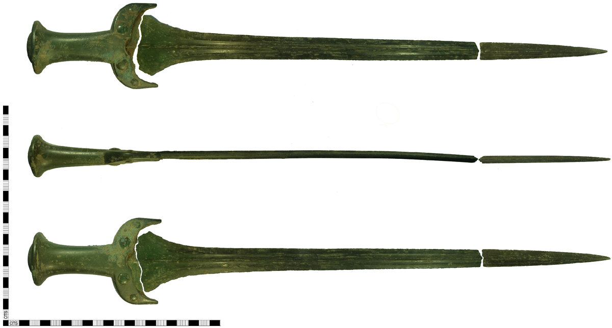 Рапира среднего бронзового века выполненная из бронзы