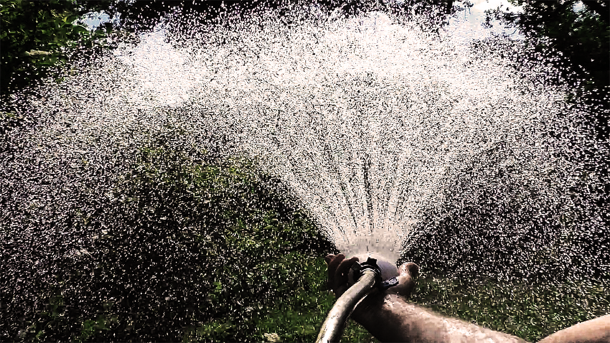 Самодельная поливалка-дождеватель, сделанная из пластиковой бутылки из под моющего средства Фейри.