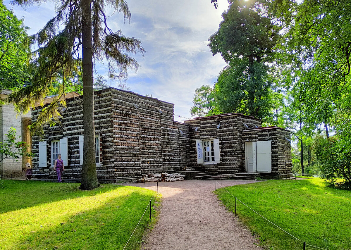 Березовый домик. Гатчинский Дворцовый парк. Домик построен еще во времена царей