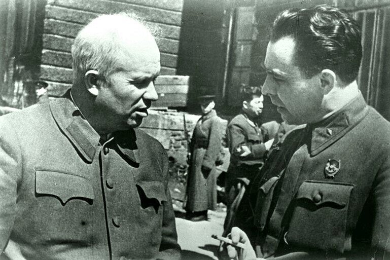 Никита Хрущёв и Леонид Брежнев. 1942 г. Если ромб на петлице Брежнева соответствовал званию бригадного комиссара, то вот у Хрущёва петлицы пустые.