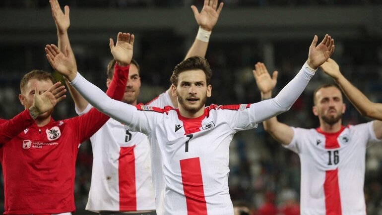    Хвича Кварацхелия (в центре). Reuters