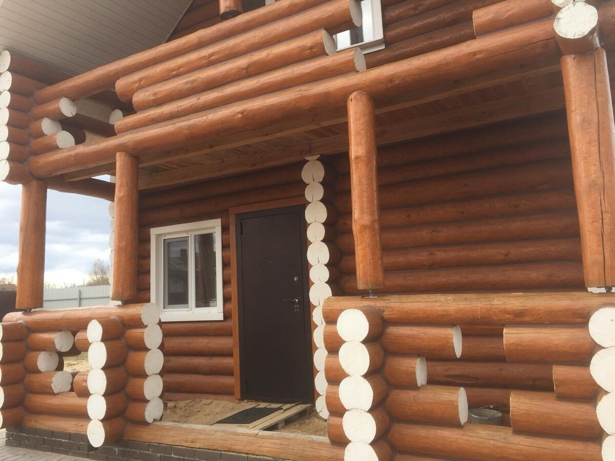 Покраска дома из бревна