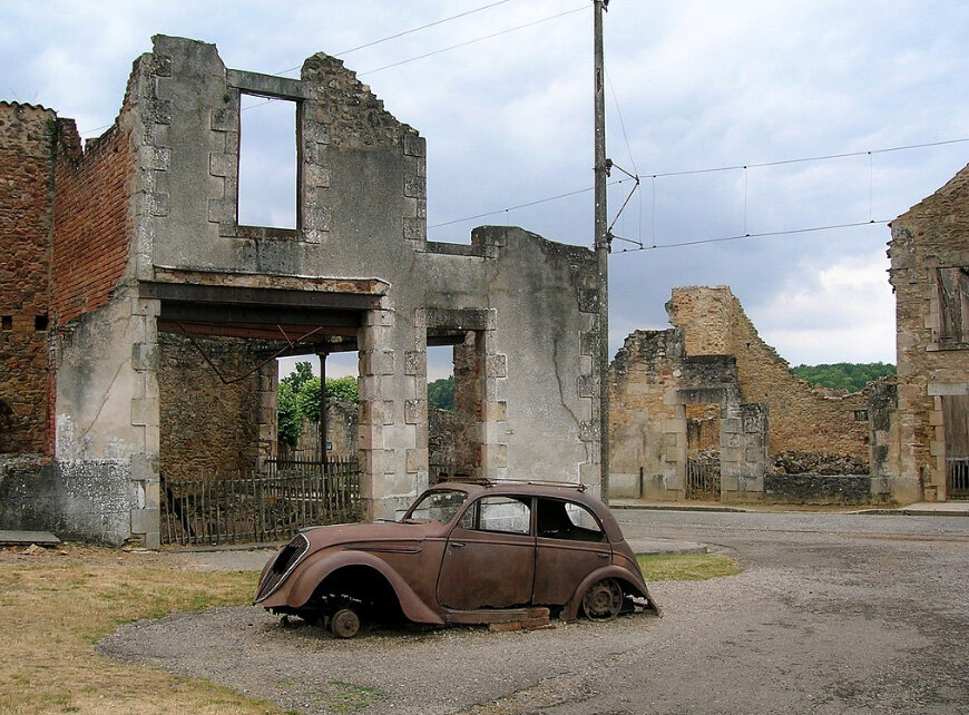 Орадур-сюр-Глан: разрушенная деревня в июне 2006 года. Автор исходной фотографии, найденной на wikimedia.org - TwoWings , небольшая редакция Calibas