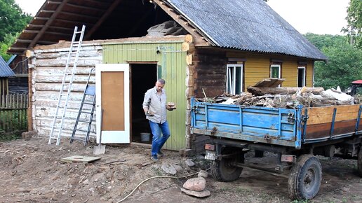 Семья восстанавливает деревенский дом от которого почти ничего не осталось. Печку пришлось снести. Посадили огород возле леса